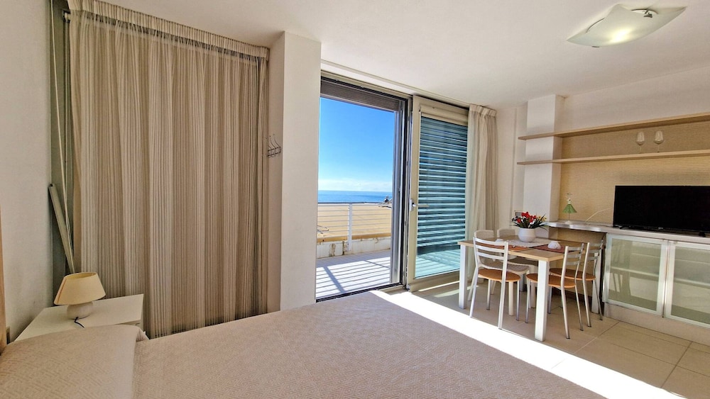 Penthouse Le Vele Sea View 2 Sleeps Air-conditioned