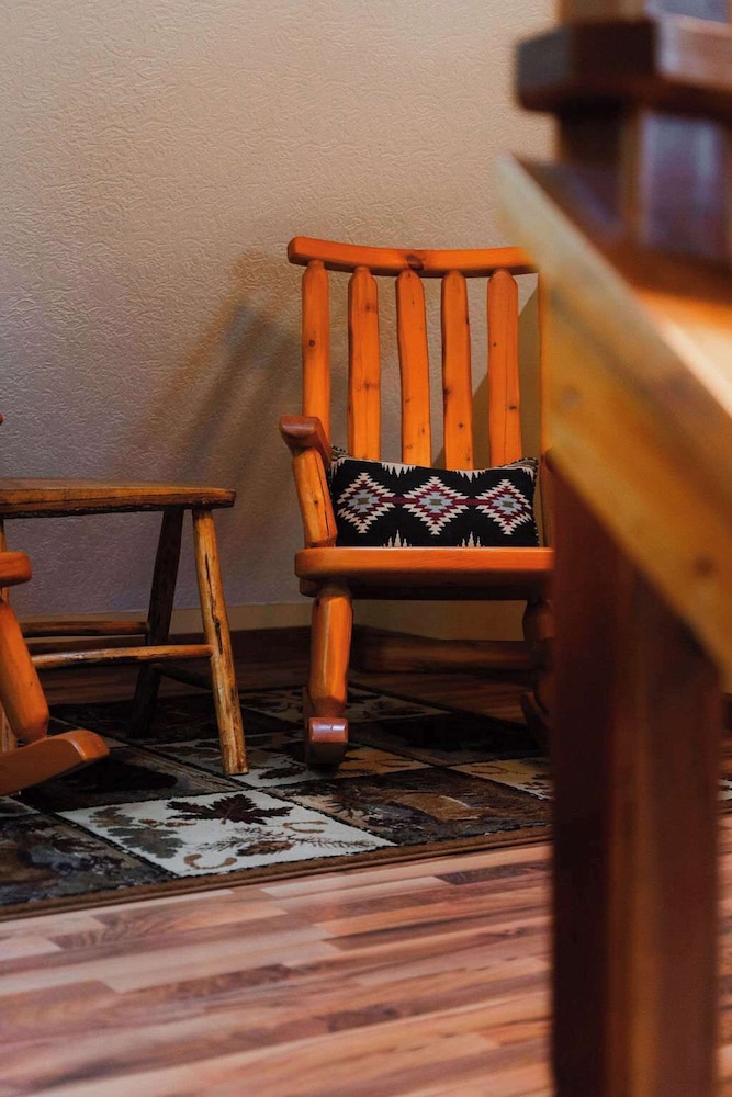 Cheerful Two Bdrm Cabin With Hot Tub & Pet Friendly