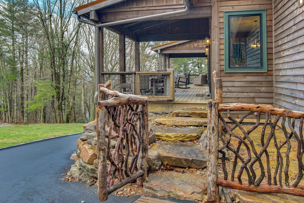 Sip on Deck & Enjoy Views! Mtn Lodge in Glenville