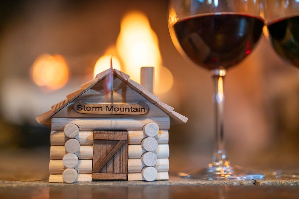 Storm Mountain Lodge Cabins & Dining