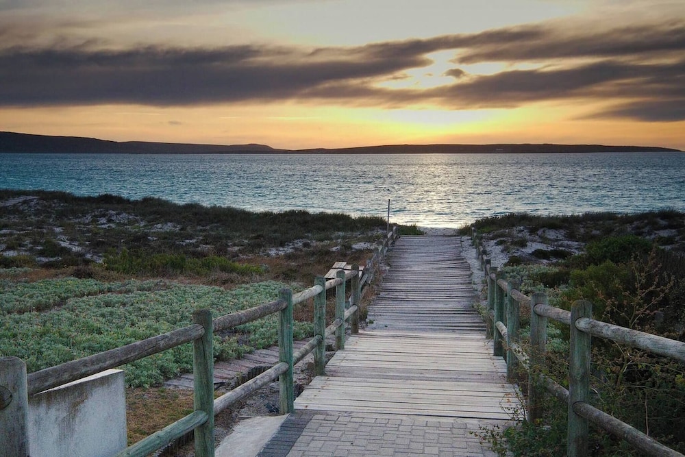 The Pelican - Stunning 3-bedroom Holiday Home in Langebaan