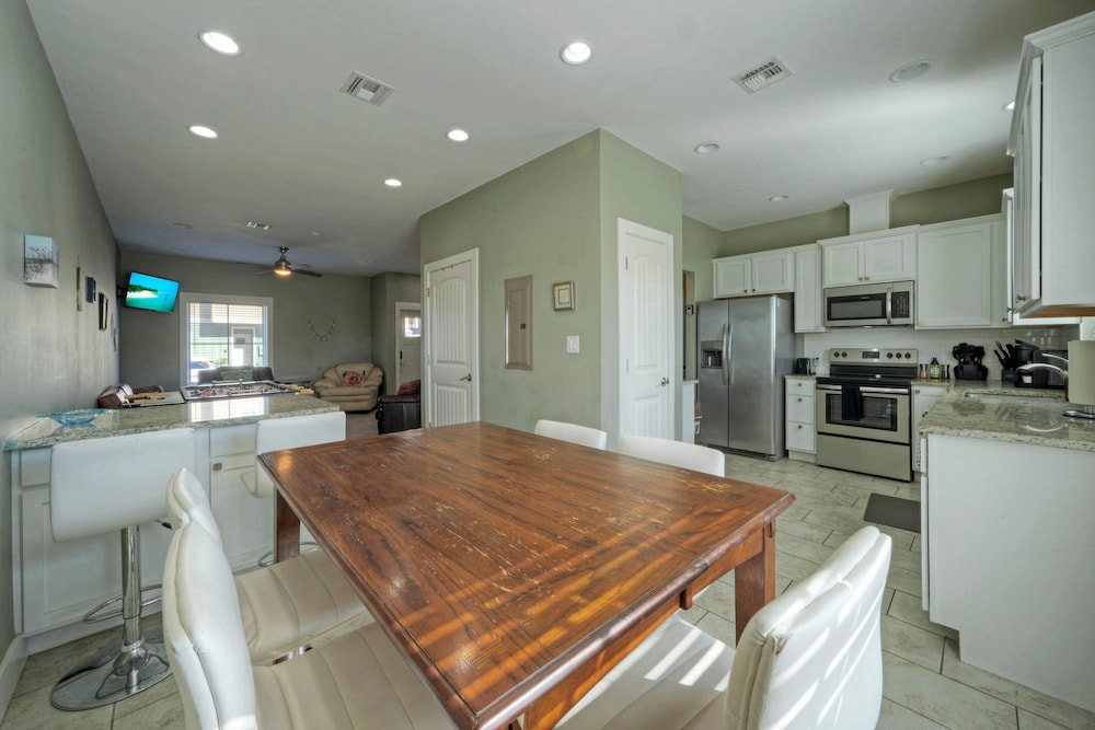 Ridley Retreat Community Pool Mins to the Beach Corpus Christi Port A