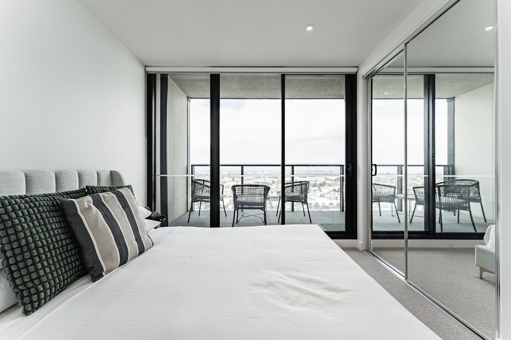 2-bed With Harbour Views & Outstanding Amenities