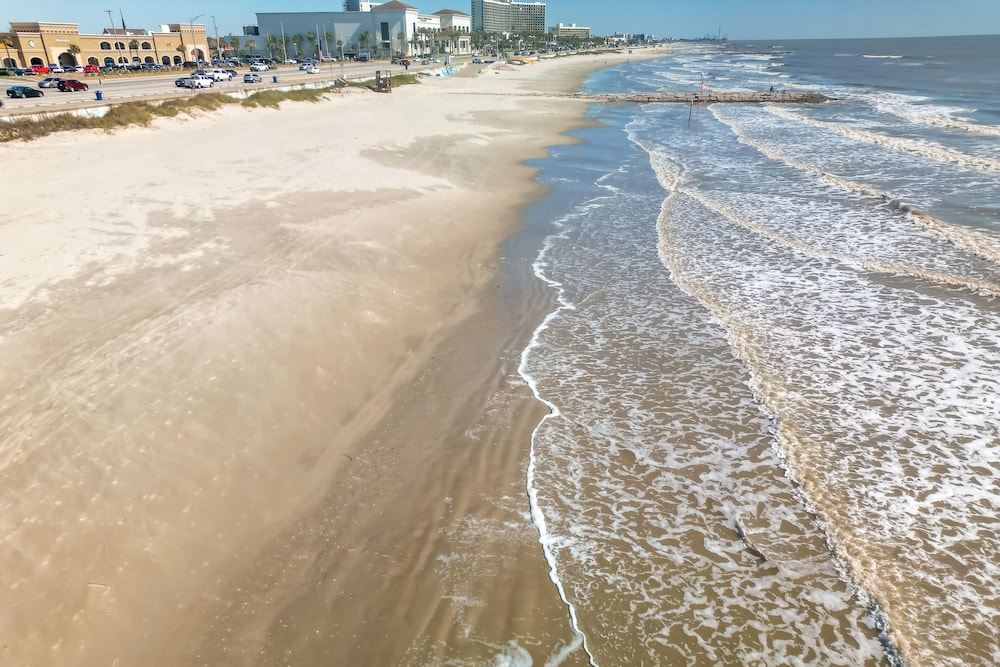 Walk to Beach: Galveston Getaway w/ Deck!