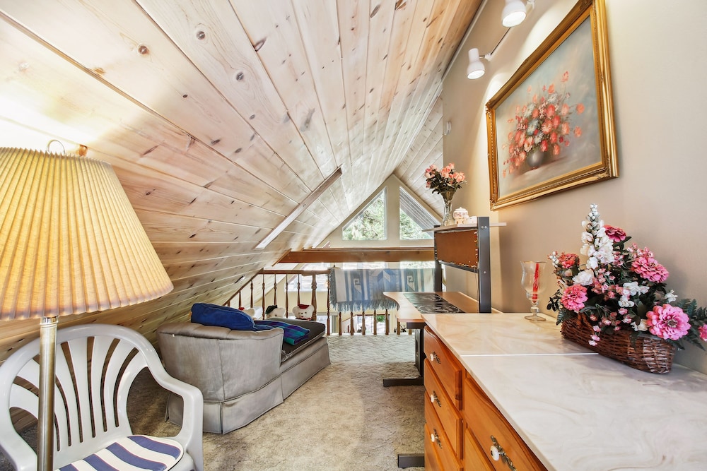 Peaceful Pinetop-lakeside Cabin w/ 4 Decks! view 4