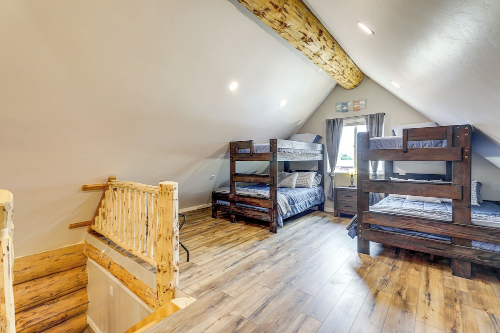 < 2 Mi to Skinwalker Ranch: 'rustic Cliff' Retreat