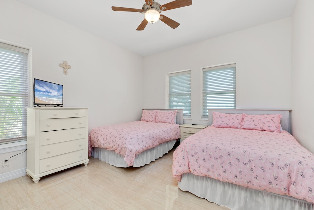 Kar - Private House Just Steps From Beach Access 4 Bedroom Home by RedAwning