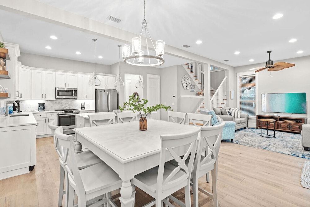 Sandy Smiles by Avantstay Seagrove Walk to Beach + Pool