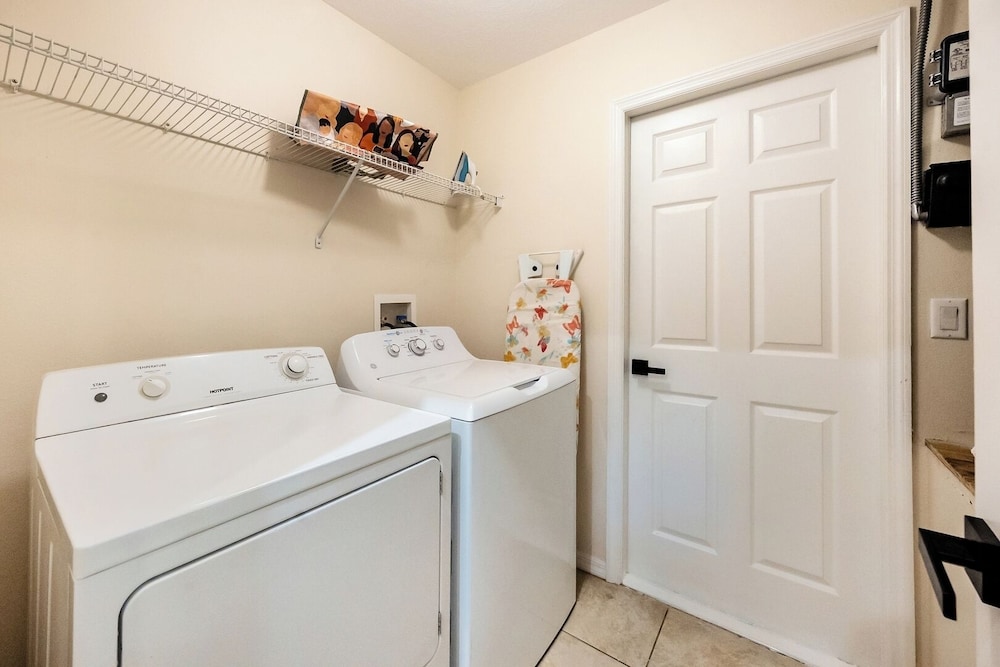 Cozy Queen BR + Pool Access Near Disney