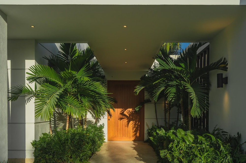 New Lake Front Villa in Golf and Beach Resort view 3
