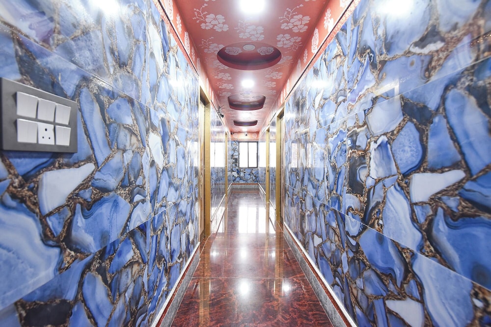 Fabhotel Rahi Crown