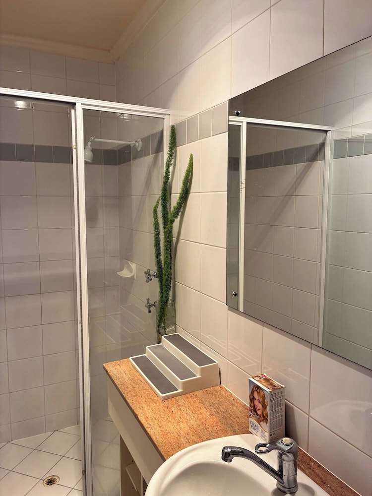 Cozy Tusmore Apartment With Private Garden City View Near Burnside Village Mall