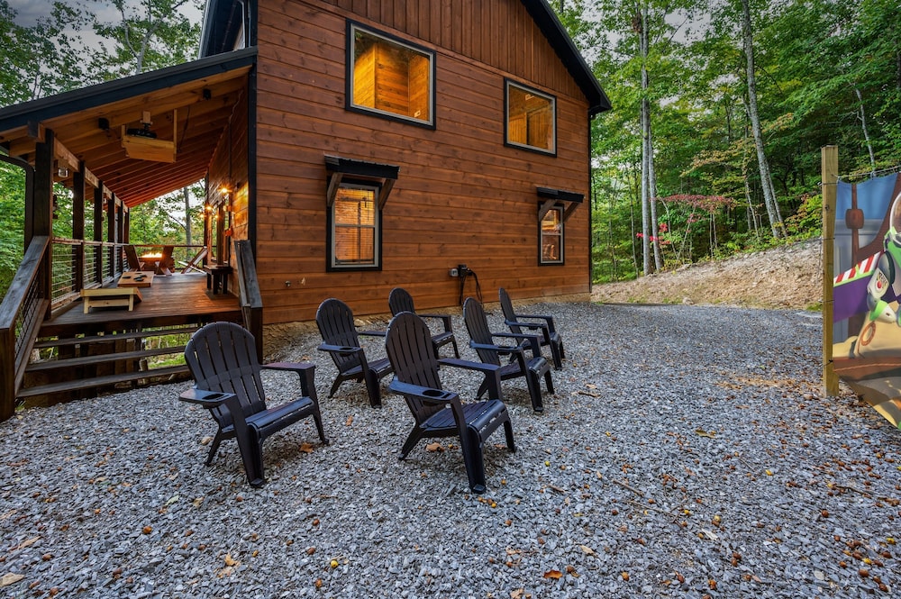 Goodness Gracious 3 Bedroom Cabin by RedAwning - Property Image 27