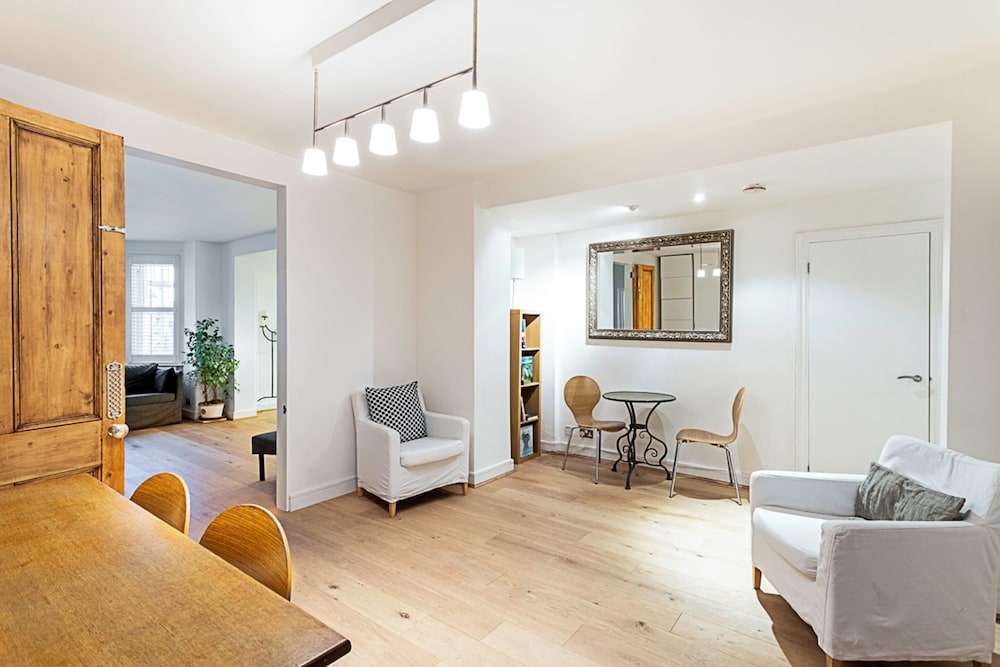 Richmond Hill Top Apartment