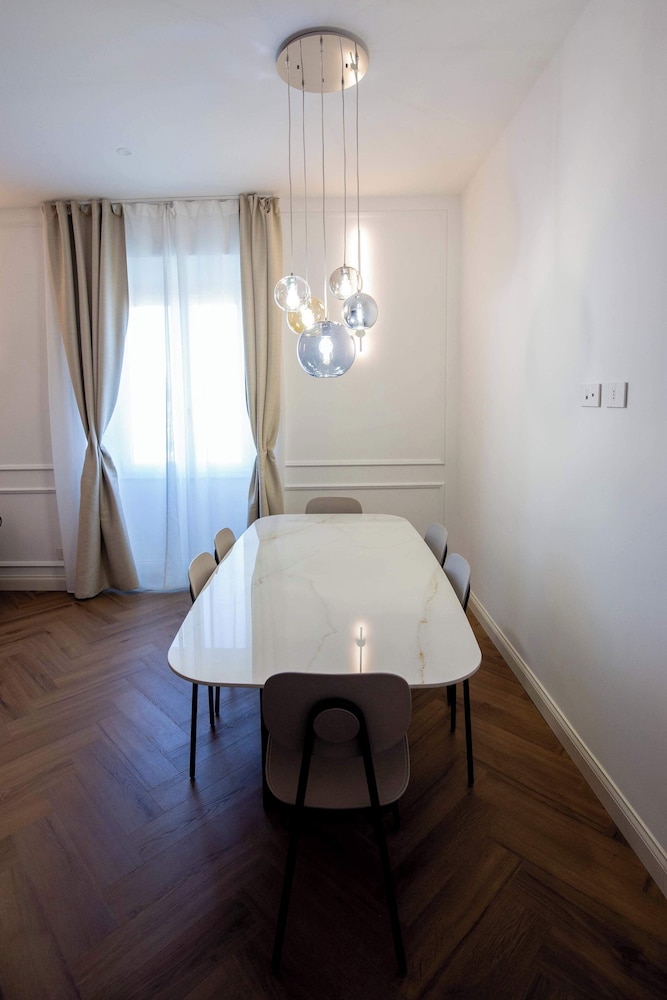 Colosseum Holidays - Luxury 3 Bedroom Apartment