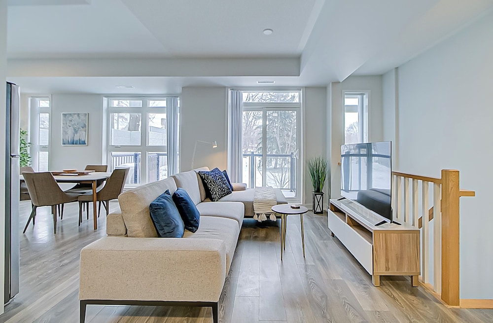 Modern 3BR Retreat Near Yorkdale Mall