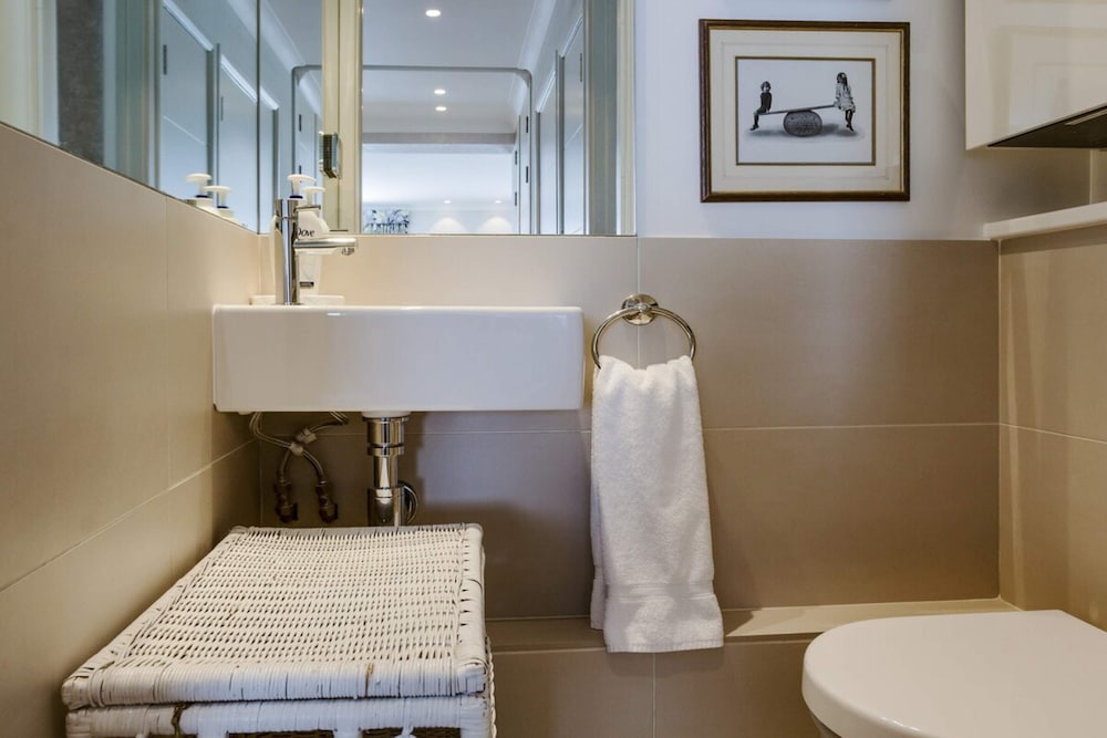 Beautiful 2 Bed 2 Bath Flat in South Kensington
