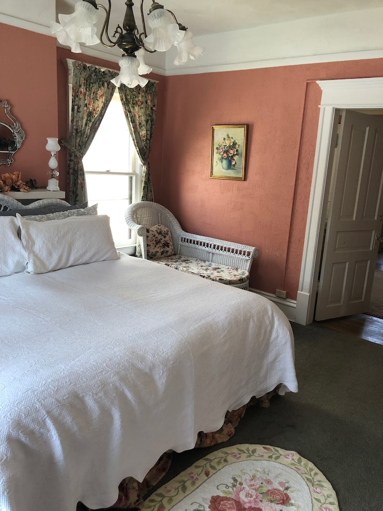Hickory House Inn