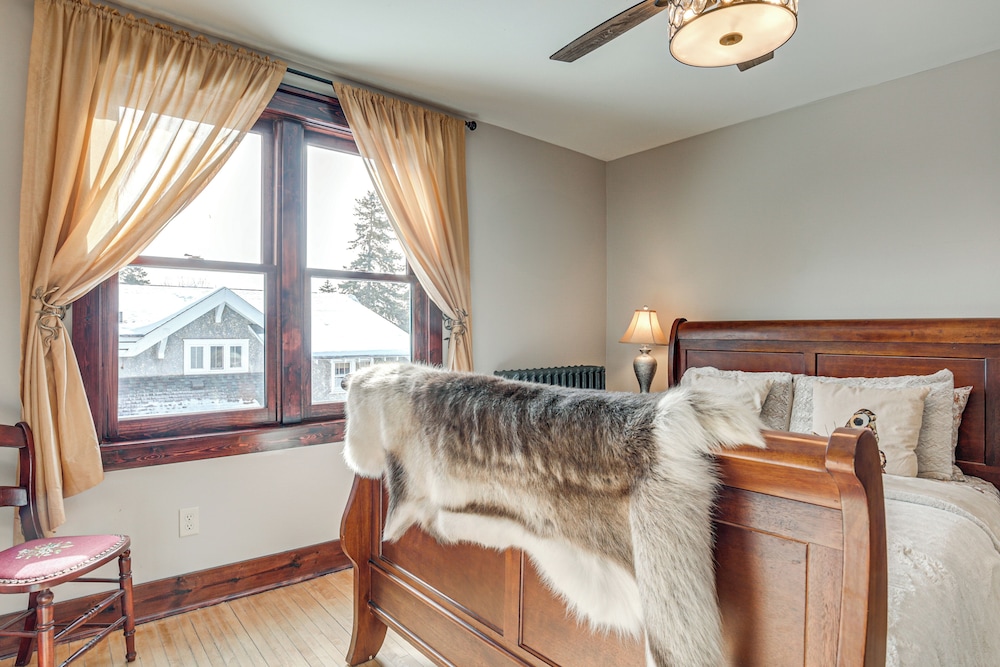 Close to Lake Superior: Walkable Washburn Charmer!