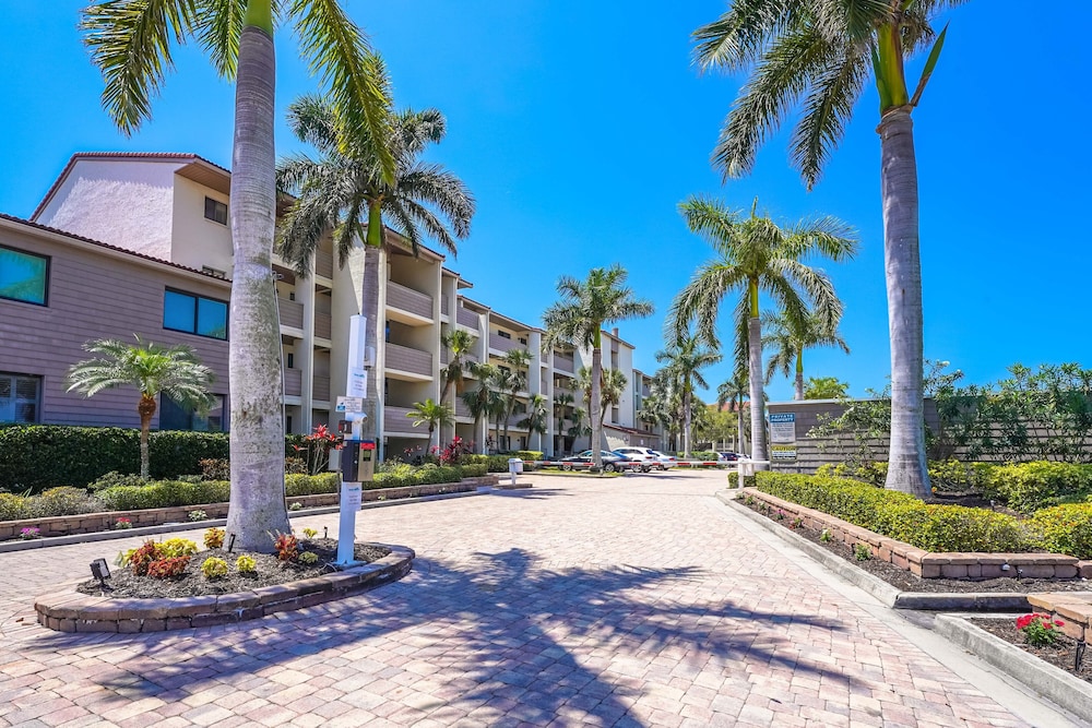 Hotel Stay Siesta Dunes, Accommodation 300; by Beachside Management - Image 1