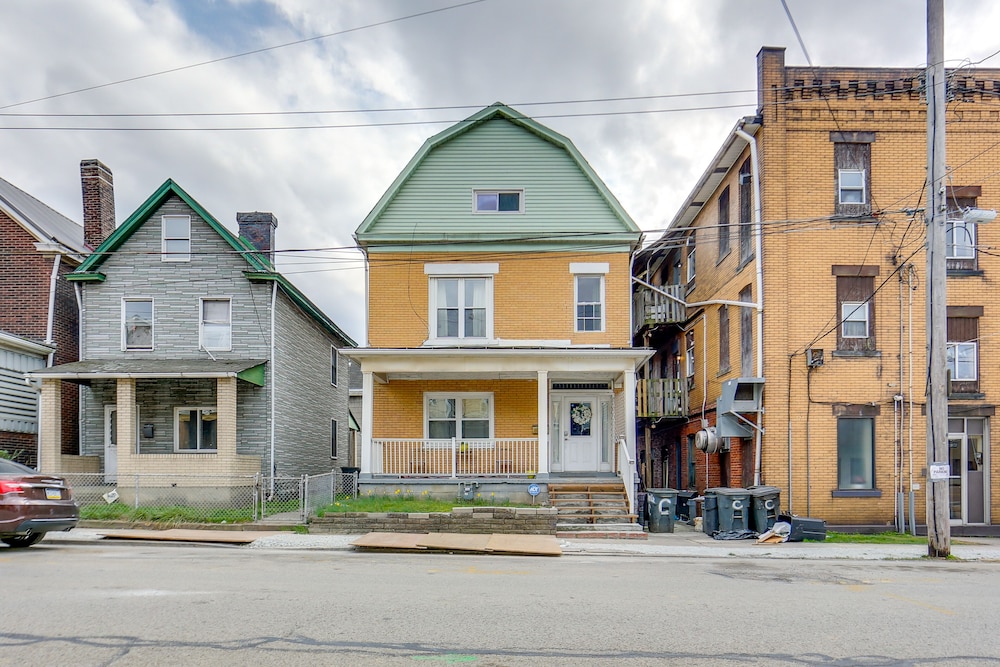 Cozy East Pittsburgh Home - 7 Mi to Frick Park! view 3