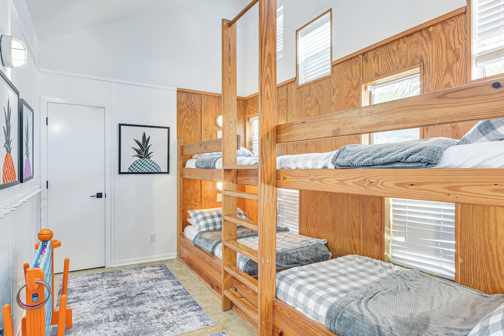 Beachfront Retreat: West End Home in Galveston!