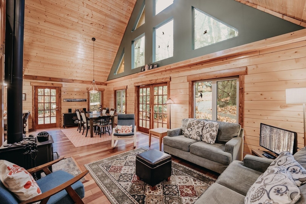 21gs - Log - Pets Ok - Sleeps 6 3 Bedroom Home by RedAwning