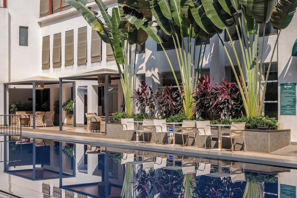 Hidden Gem Luxe Suite w Pool View - 1km to Beach