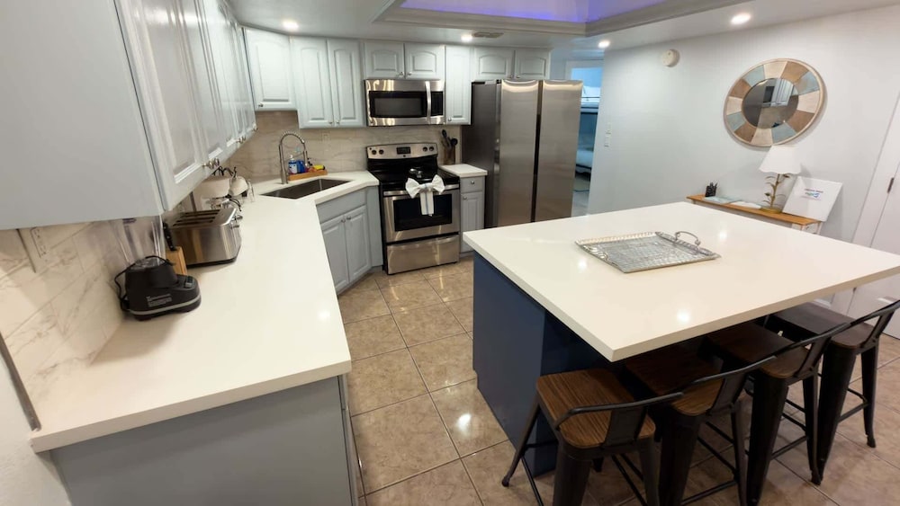Sleeps 10 Direct Beach Heated Pool 3 Bedroom Apts