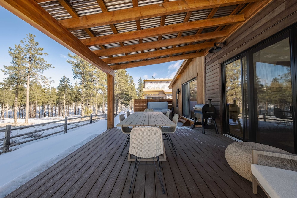 Wilderness Club Nest Modern Cabin Retreat for 9 w/ Hot Tub