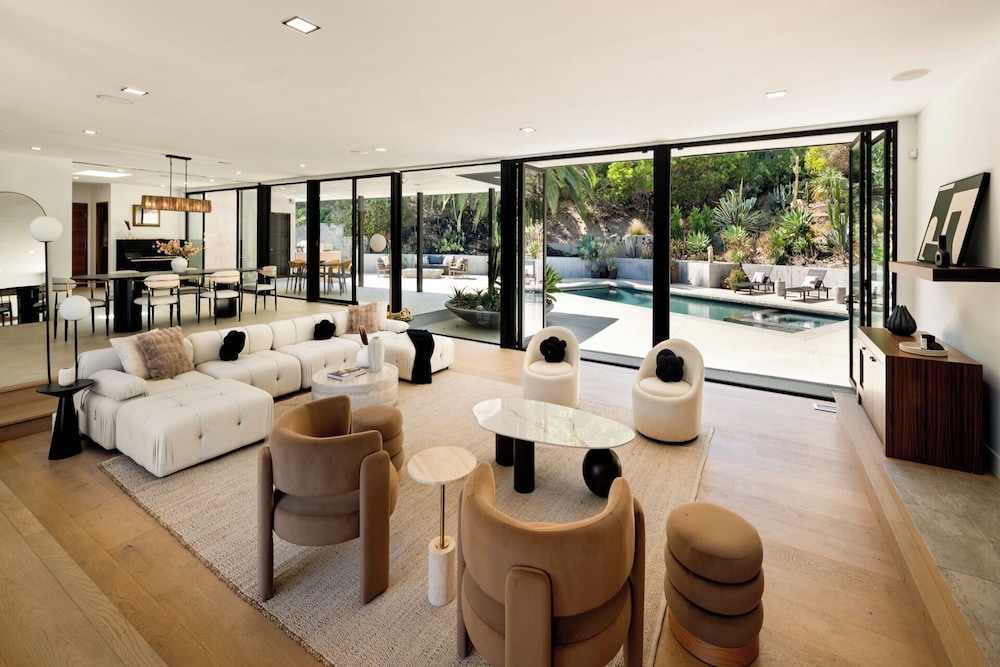 Valea Estate - Secluded Beverly Hills Retreat 1-acre Oasis