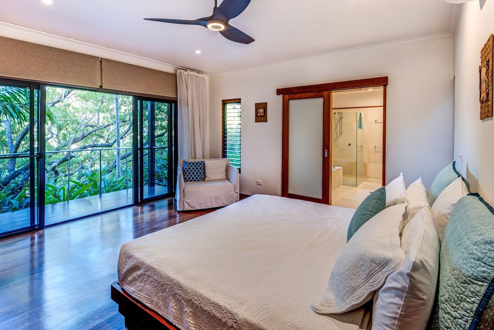 Iluka Luxury House With Ocean Views On Half Acre With Pool And Two Golf Buggies