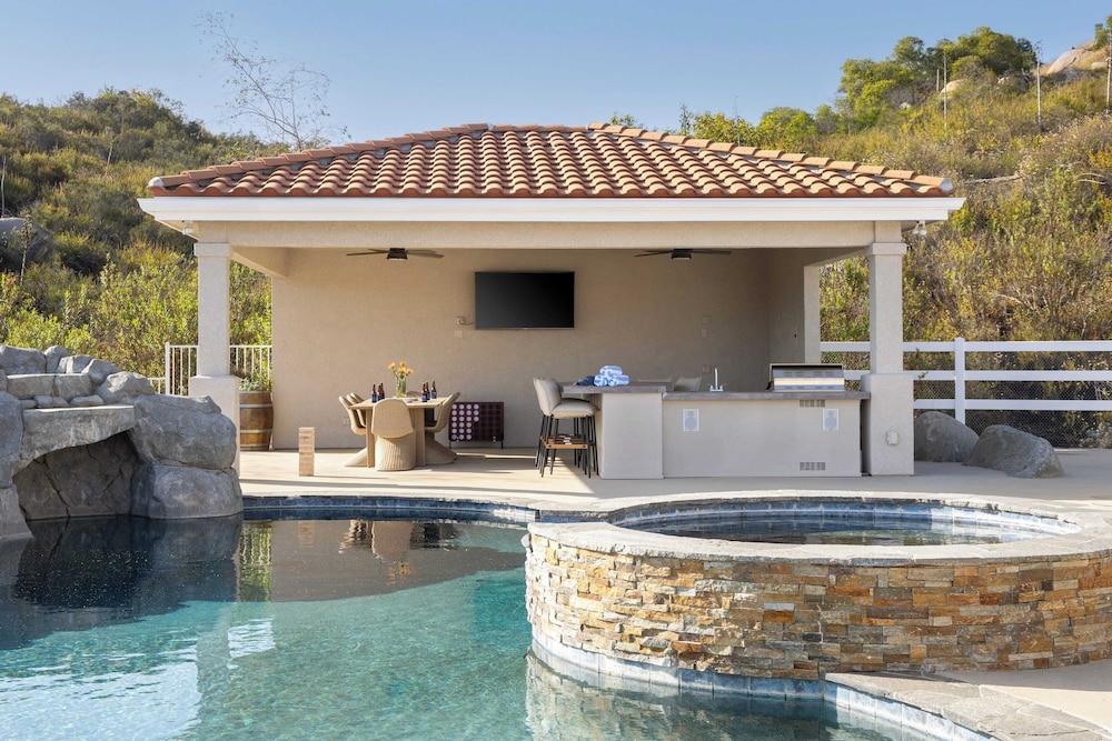 Pool, Views, Hot Tub, Fire Pit & Arcade Vista Clara by Avantstay