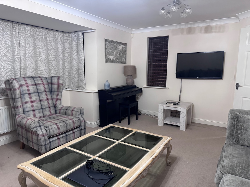 Spacious 4Bd House With Character In Coventry