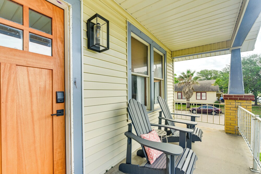 2 Mi to Pleasure Pier: Pet-friendly Gem w/ Yard