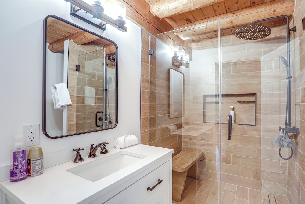 Deck, Sauna & Fire Pits: Upscale Belle Mead Cabin