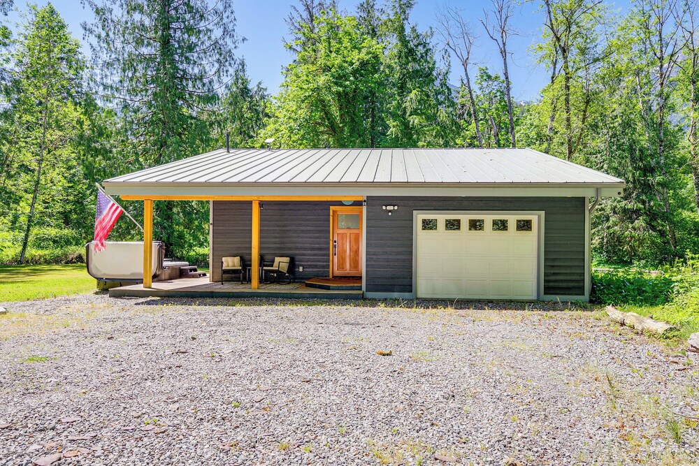 Deck, Hot Tub & Views: Sleek Getaway in Index!