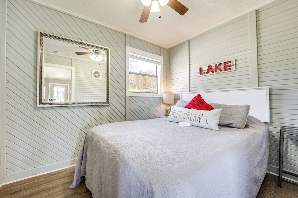Lake Views & On-site Hiking: Cape Fair Cottage