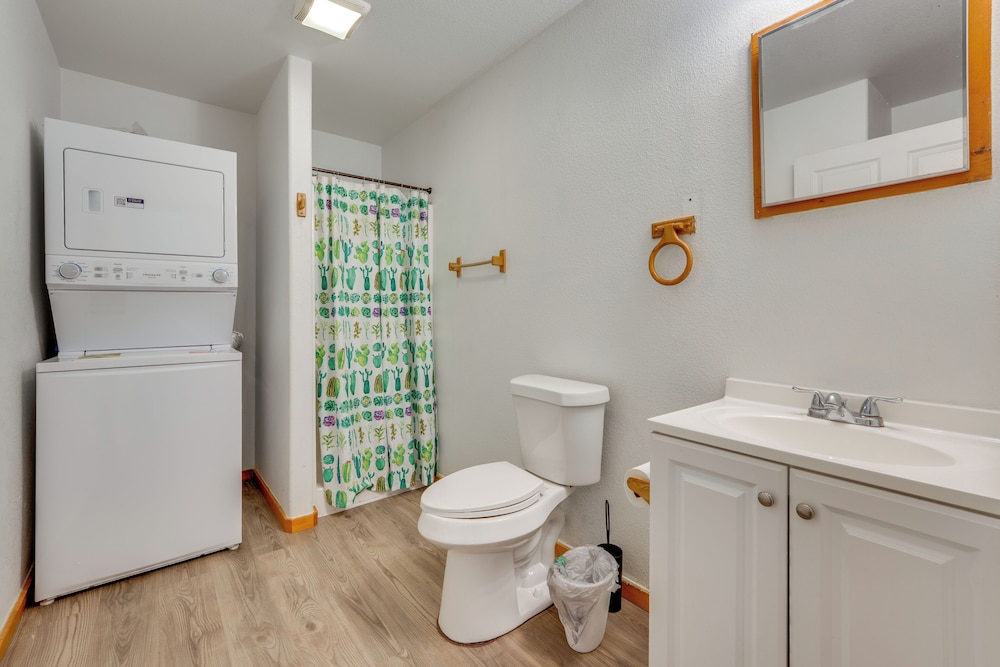 < 1 Mi to Main St: Quiet Home w/ Yard in Stockdale