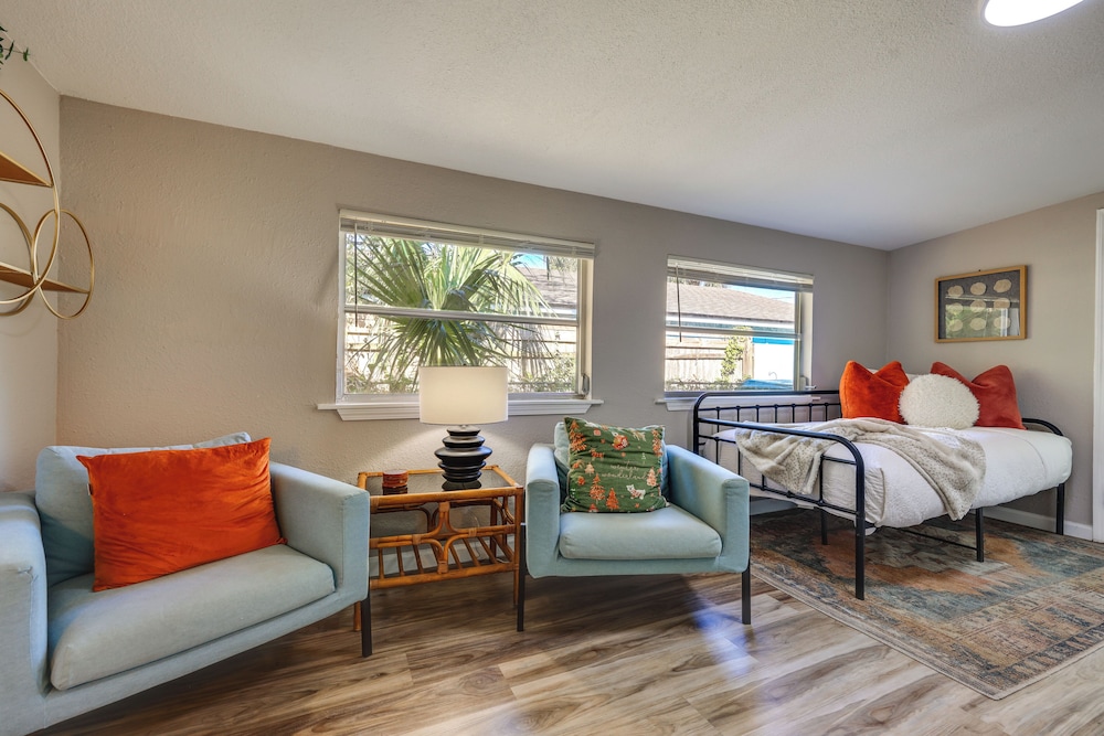 5 Blocks to Jax Beach: Getaway w/ Patio & Yard!