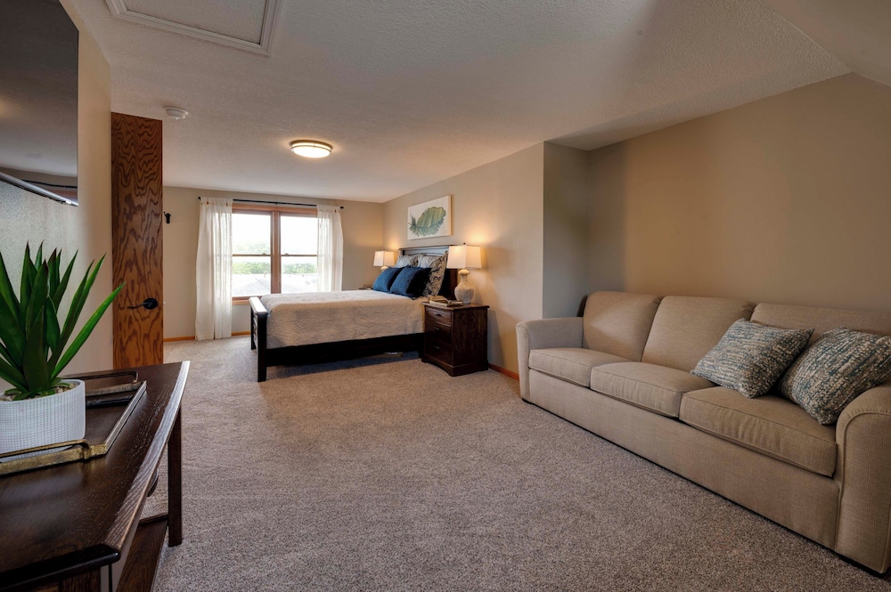 Game Room + Patio: 'bremer House Waverly Rental' view 3