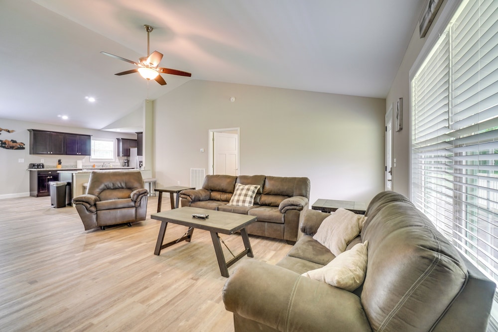 Wraparound Porch: Home Near Dtwn Crossville!