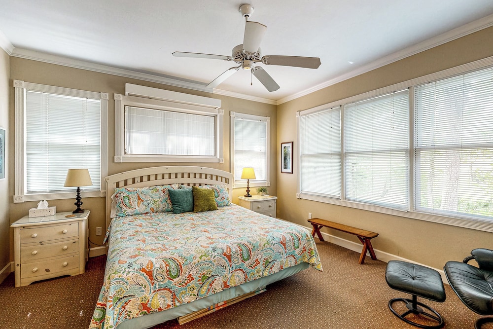Charming Suwanee House and Bungalow!