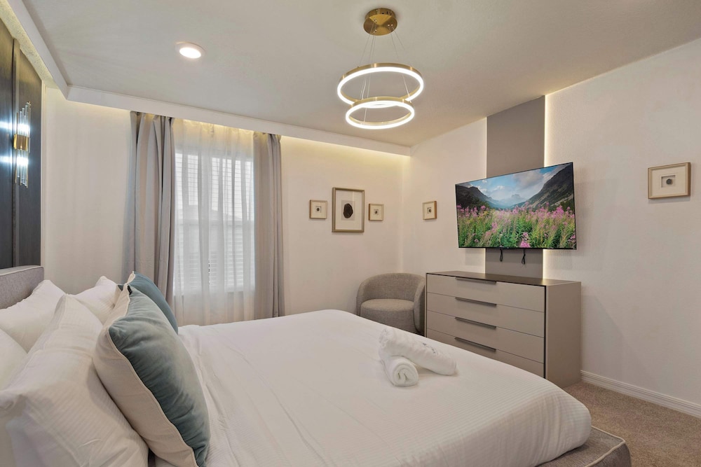 Luxurious Windsor Cay Villa Private Pool, Epic Game Room & Minutes to Disney!