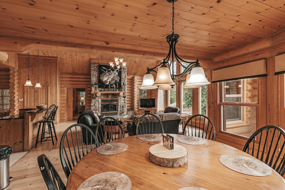 Harfang 51 - Stunning log Cottage With Private hot tub Pool and Scandinavian dry Barrel Sauna