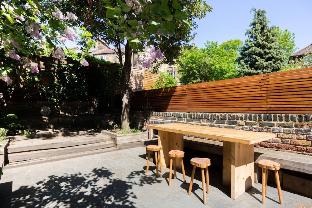 Stylish, Bright Apartment w/ Private Garden