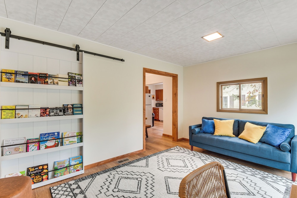 1 Mi to Dtwn Burlington: Modern Home w/ Yard!