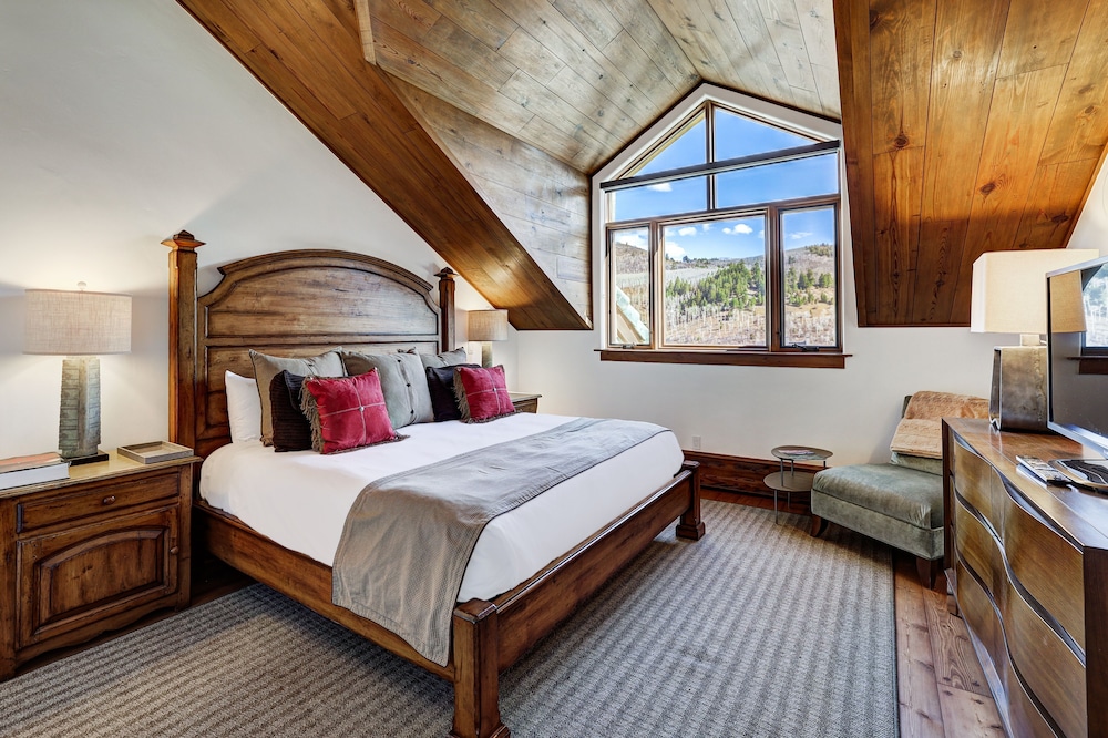 Stunning Views - Renovated Condo In Pines Lodge 2 Bedroom Condo