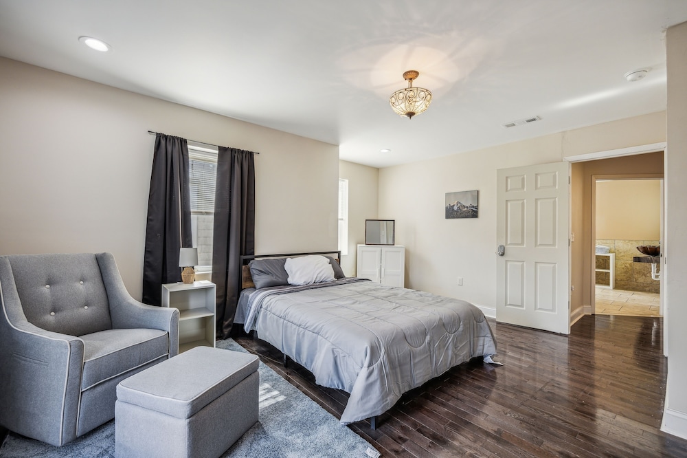 Elegant 5br Townhome In Prime Location 5 Bedroom Townhouse by RedAwning view 5