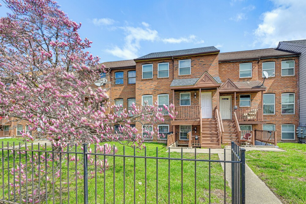 Townhome 1 Mi to Colt Park & Industrial District!